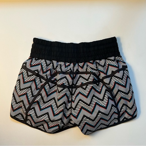 Seawheeze. 3D Chevron. Lululemon shorts. Size 8 - Picture 2 of 2